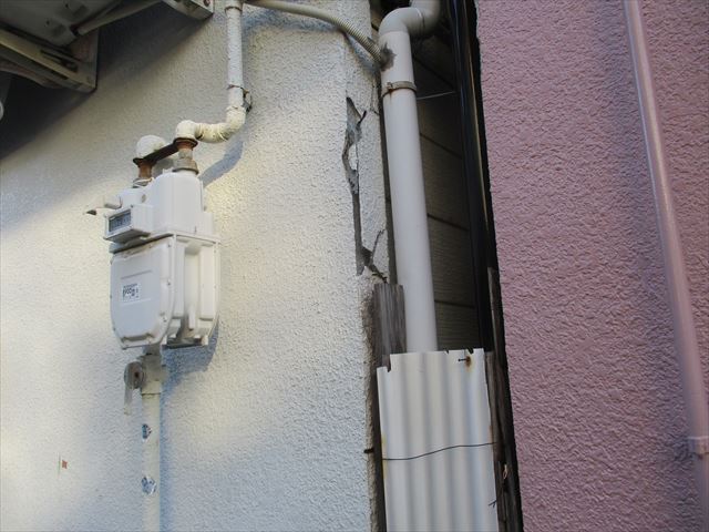 西成区の戸建住宅の1階壁の欠損補修・塗装工事を行いました。