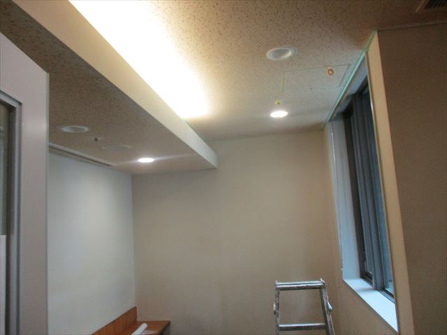大阪市淀川区で事務所ビル内の喫煙室天井塗装工事を行いました。