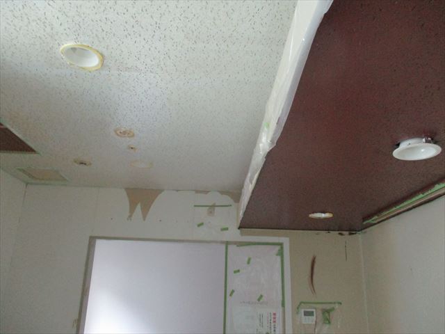 喫煙室天井塗装