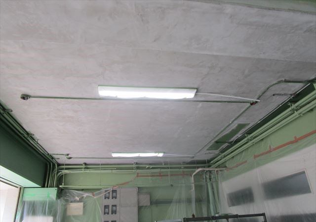 大阪市中央区でビル1階ガレージの天井が劣化したので、塗装工事を行いました。