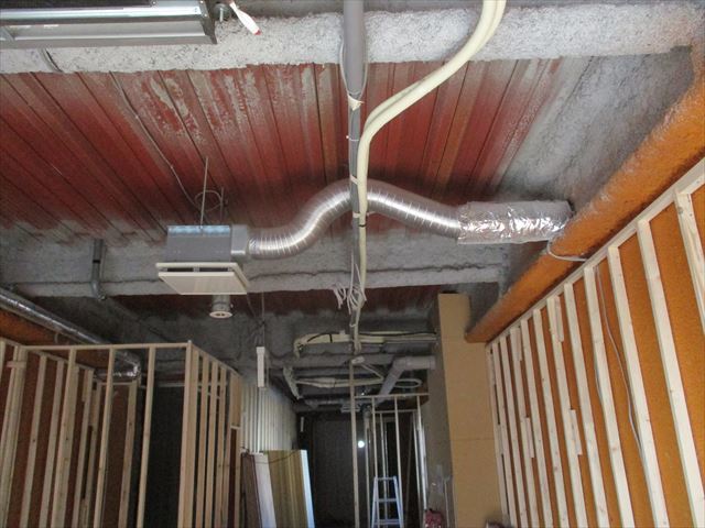 長野県松本市で店舗工事にともなう天井の吹付け塗装工事を行いました。