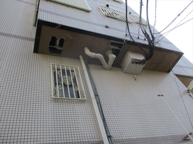 軒天井を破って調査