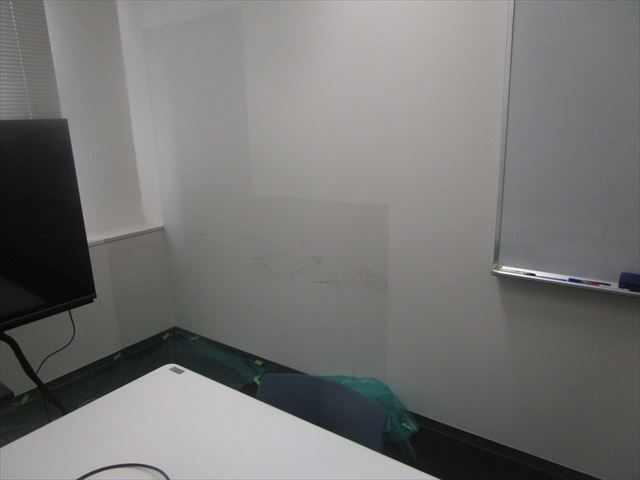 京都市で事務所ビル内の壁がテーブル等で一部擦過したので、塗装工事で直しました。
