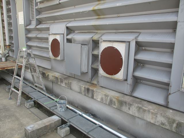 守口市の事務所ビル屋上で配管撤去穴プレートの塗装を行いました。