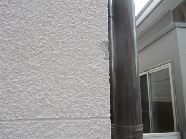 大阪市西淀川区で外壁の一部分が欠損したために、補修してから塗装しました。