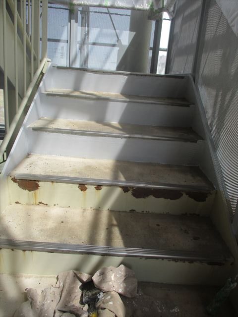 階段蹴込みさび止め