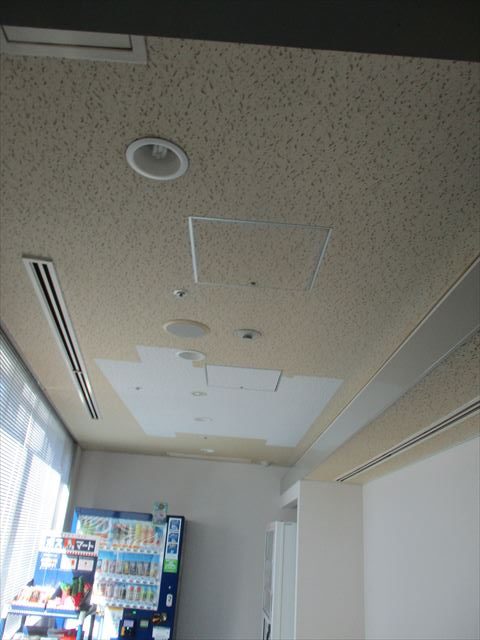 大阪市淀川区で事務所休憩室の天井を茶色で塗装工事しました。