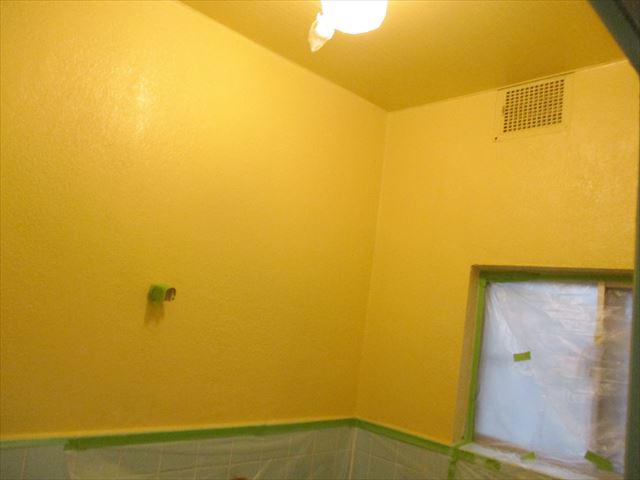 大東市で築年数が20年越えの戸建住宅の浴室壁・天井の塗装工事を行いました。