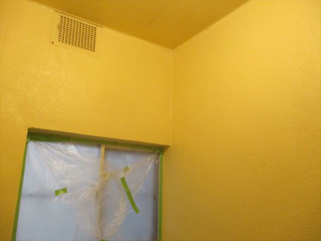 黄色い浴室壁