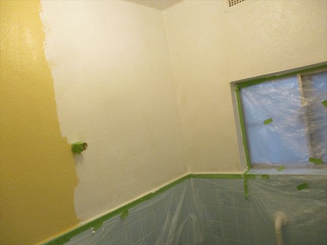 浴室壁の下塗り塗装