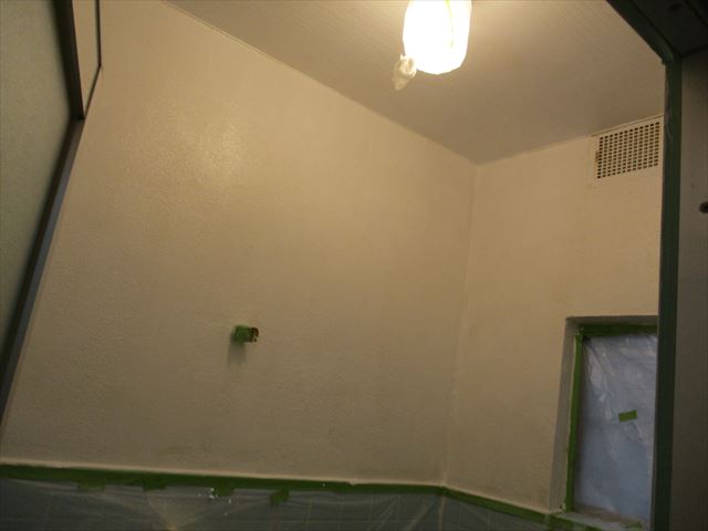 浴室壁中塗り塗装