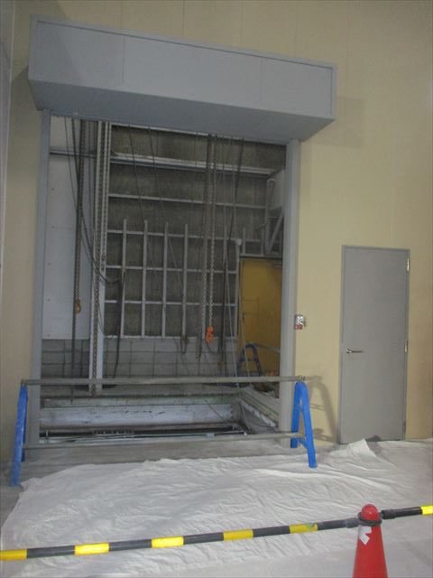 門真市で倉庫の中　2階の開口部になっている扉とシャッターBOXを塗装工事しました。