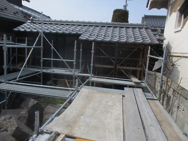 漆喰壁前の現場