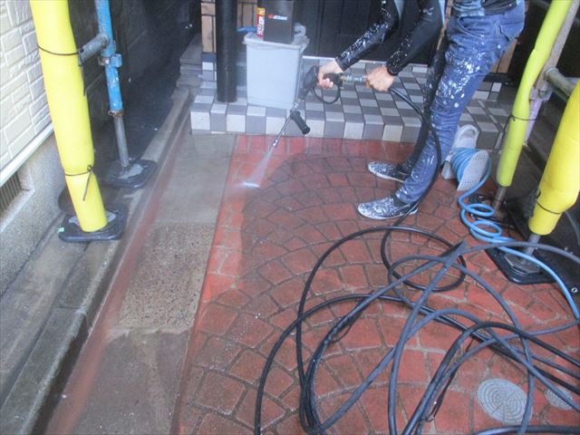 玄関前洗浄中