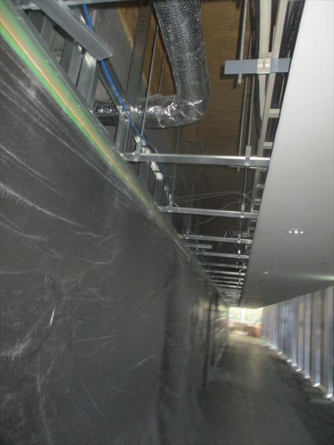 大阪府吹田市で施設内の共用部廊下の天井塗装工事を行いました。