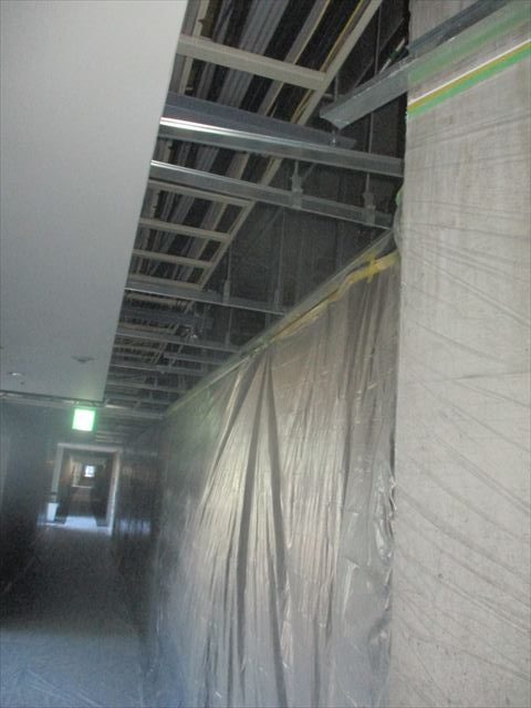 廊下の天井を撤去