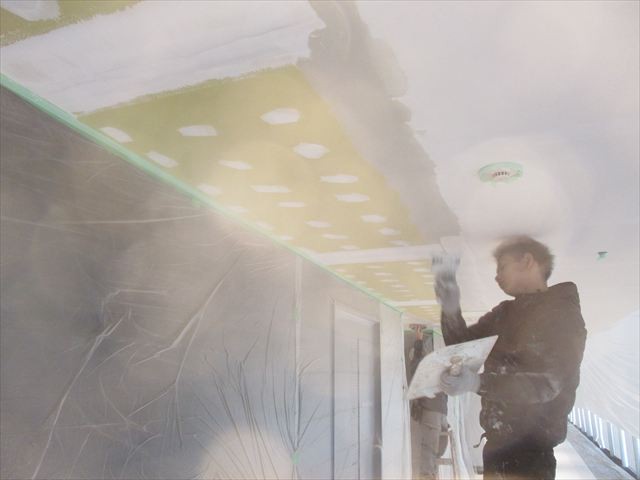 職人がパテ処理中