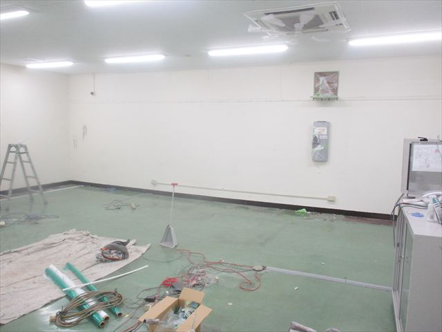 事務所の壁塗装前