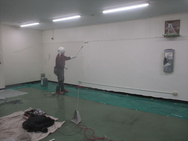 事務所内壁の塗装中