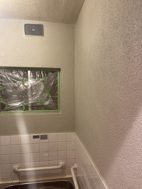 生野区で空き家住宅の浴室の壁・台所の天井塗装を行いました